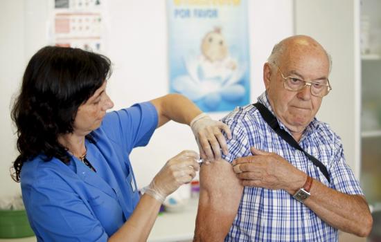 Vacunación antigripal de PAMI en la farmacia CECO